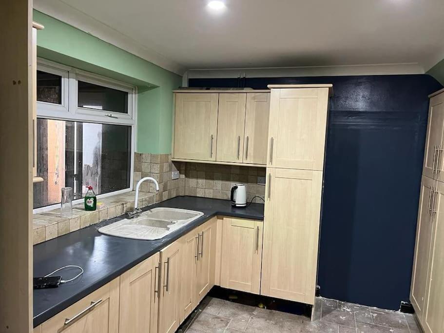 Вилла Cheerful 3 Bed House With Free Parking. Ноттингем Экстерьер фото